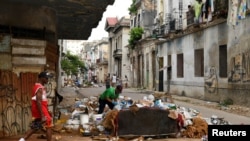 Se ven montones de basura, mientras las autoridades sanitarias cubanas lanzan esfuerzos para combatir la propagación del virus Oropouche, en La Habana