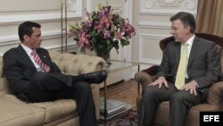 Fotografía de archivo del líder opositor venezolano Henrique Capriles (i) hablando con el presidente colombiano, Juan Manuel Santos. 